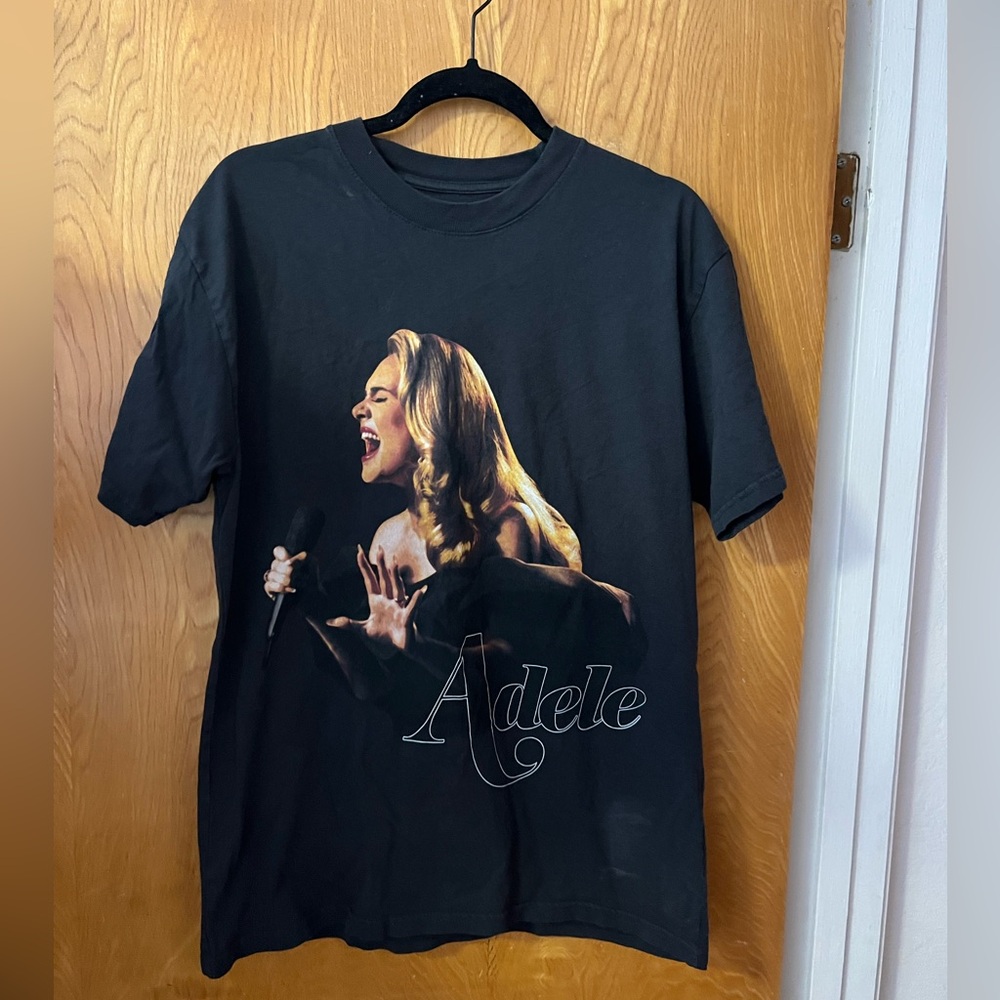 Adele short sleeve crew neck concert tee M